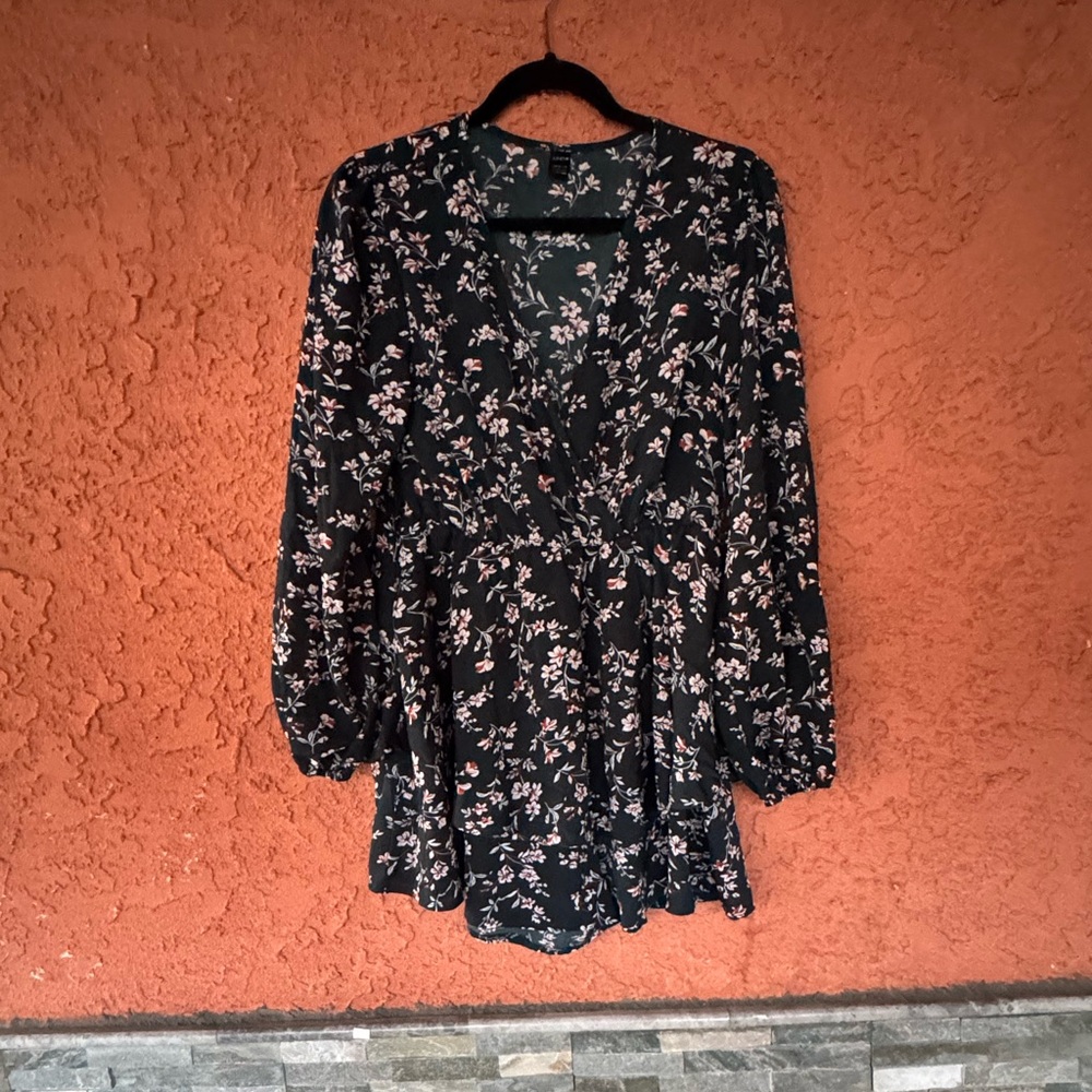 Ruffle Floral navy romper - Picture 2 of 5